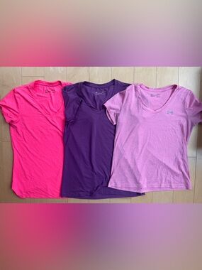 Lot of 3 Under Armour HEATGEAR Performance V Neck Loose fit athletic shirts.